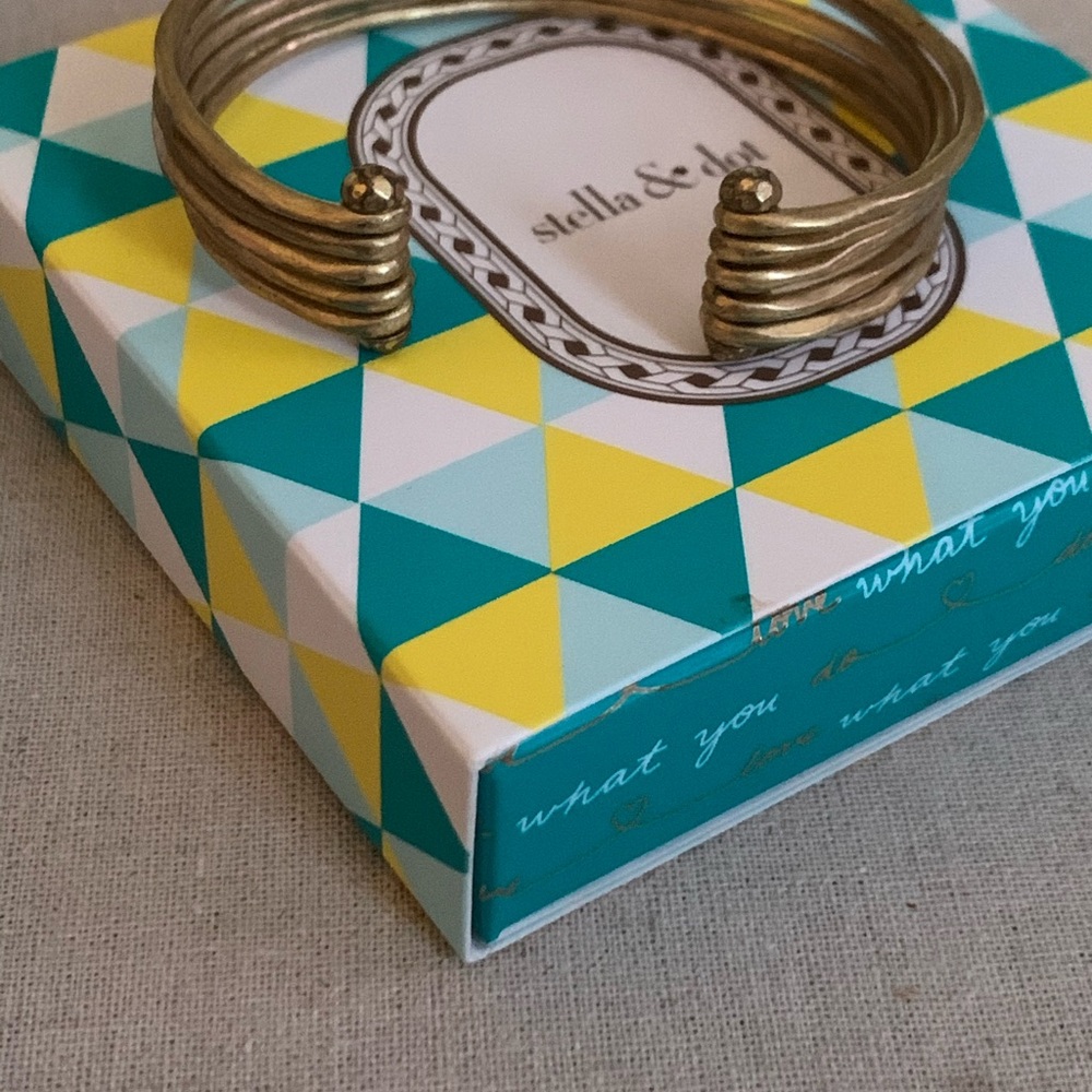 Quinn Cuff Bracelet - Picture 2 of 3